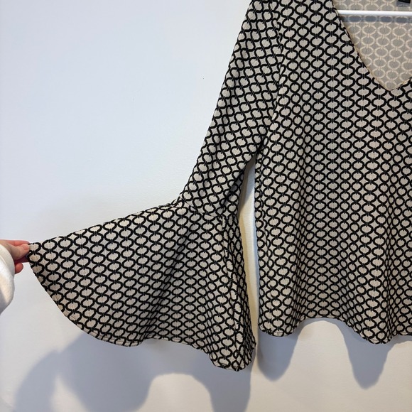 Karen Kane Womens Black White Geometric Bell Sleeve V Neck Top Size S Funky - Picture 2 of 7